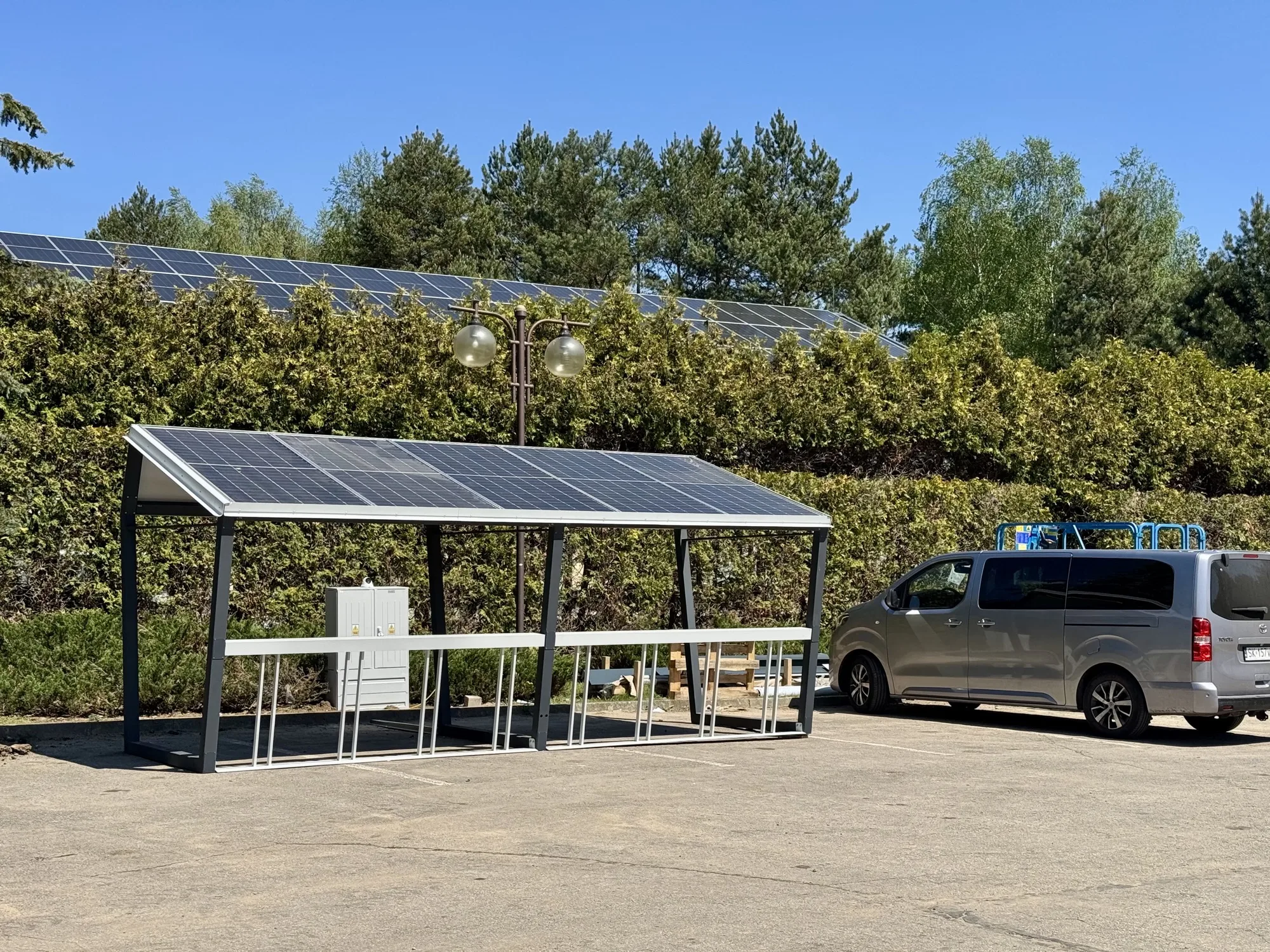 Solarna wiata rowerowa ChargeGo — stacja ładowania e-bike, polska konstrukcja